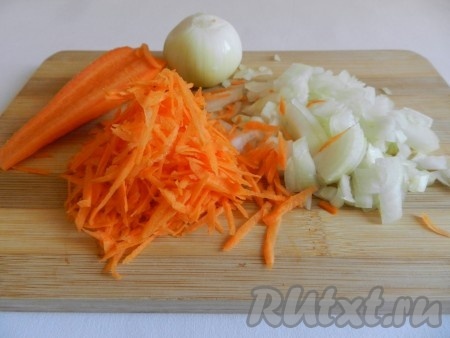 Морковку и лук очистить. Луковицу нарезать, морковь натереть на тёрке.
