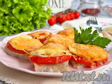 Готовое блюдо достать из духовки. Нежные, сочные, очень вкусные, аппетитные кусочки филе минтая, запечённого по-французски, выложить на тарелку и в горячем виде, дополнив гарниром, подать к столу.