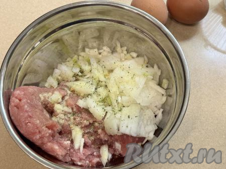 Лук очистить, мелко нарезать (или пропустить через мясорубку), выложить в глубокую миску, добавить мясной фарш, всыпать соль и специи по вкусу (в качестве специй я использовала соль, смешанную с травами и чесноком), тщательно перемешать получившийся фарш.&nbsp;
