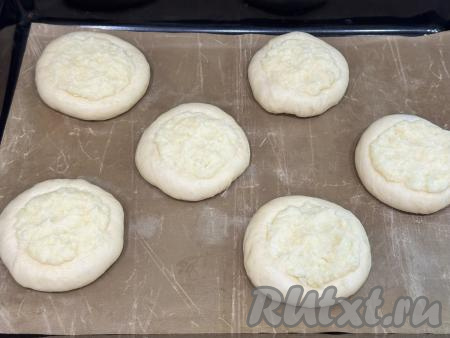 В углубление каждой шаньги выложить часть картофельной начинки.&nbsp;