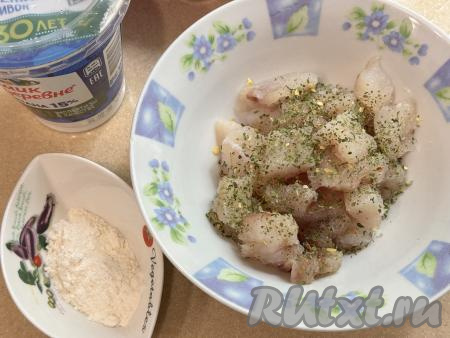 Посолить кубики минтая по вкусу, приправить любимыми специями (в качестве специй я использовала пряную соль, смешанную с сушёным чесноком и зеленью).