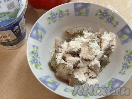 В миску с кусочками филе минтая всыпать муку. Перемешать кусочки рыбы, покрывая их солью, специями и мукой со всех сторон.