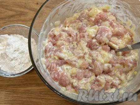 Ещё раз перемешать столовой ложкой.&nbsp;