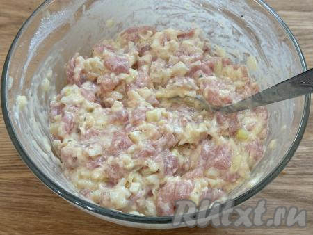 Добавляя муку, учитывайте, что рубленный фарш из свинины для мяса по-албански должен получиться достаточно вязким. В зависимости от жирности майонеза, размера яиц может потребоваться немного больше или меньше муки, чем указано в ингредиентах, главное - ориентироваться на консистенцию рубленного фарша.&nbsp;
