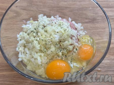 В эту же миску вбить сырые яйца, посолить и приправить специями по вкусу (в качестве специя я добавила соль, смешанную с чесноком и зеленью).
