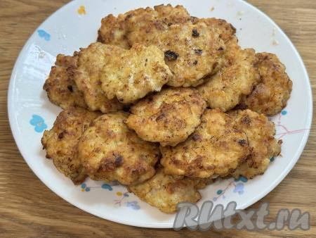 Готовые рубленные котлеты перекладывать со сковороды на тарелку. Постепенно, подливая в сковороду масло по необходимости, пожарить все котлетки.&nbsp;