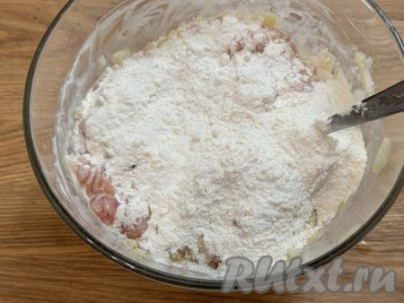 Отмерить в отдельную ёмкость муку. В миску с рубленным фаршем начать понемногу добавлять муку, каждый полностью вмешивая её.