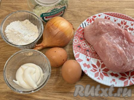 Подготовить продукты для приготовления мяса по-албански из свинины. Свинину, если она заморожена, нужно разморозить. Промыть мясо водой, обсушить.