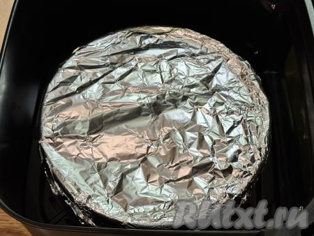 Форму с голубцами из пекинской капусты накрыть фольгой и поставить на решётку в чашу аэрогриля.&nbsp;Установить чашу в аэрогриль, выставить температуру 200 градусов, время - 45 минут. За 10 минут до окончания запекания убрать фольгу, чтобы голубцы подрумянились, и готовить оставшееся время.&nbsp;​​​​​​​