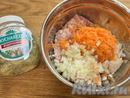 В миску с фаршем и рисом добавить натёртую морковь и мелко нарезанный (или пропущенный через мясорубку) лук.&nbsp;