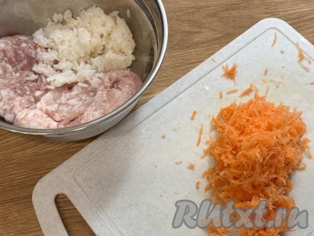 В глубокую миску выложить мясной фарш, добавить остывший варёный рис. Морковь и лук очистить. Натереть морковку на мелкой тёрке.