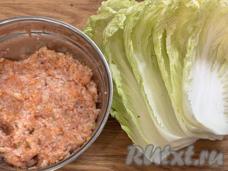 Тщательно перемешать фарш и начинка для голубцов будет готова. От пекинской капусты отделить 6 достаточно крупных листьев без повреждений - именно столько голубцов мы и будем готовить в аэрогриле.&nbsp;