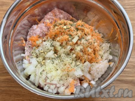 В эту же миску всыпать соль и любые специи по вкусу (в качестве специй я решила добавить соль, смешанную с зеленью и чесноком).&nbsp;