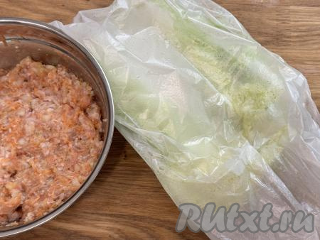 Для того чтобы проще было формировать голубцы, листья пекинской капусту нужно размягчить. Для этого отделённые листья пекинской капусты нужно поместить в целлофановый пакет, отправить в микроволновку. Включить микроволновку на 5 минут на максимальную мощность.&nbsp;