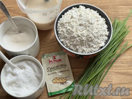 Подготовить продукты для приготовления дрожжевых оладий с зелёным луком. Зелёный лук вымыть, обсушить.