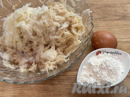 Картошку натереть на мелкой тёрке.