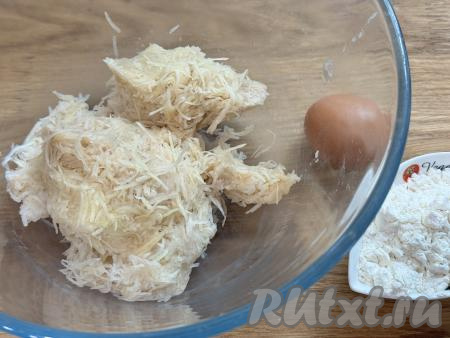 Отжать картофельный сок из натёртой картошки. Для того чтобы отжать лишний сок, я частями беру натёртую картошку в руку, сжимаю в ладони, отжимая лишний сок.