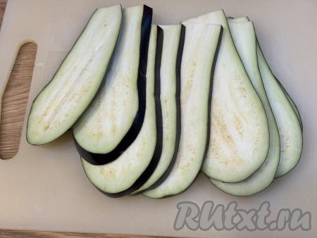 Баклажан вымыть, отрезать кончик. Нарезать баклажан на полоски толщиной примерно 5 миллиметров. У меня получились 9 полосок, именно столько рулетиков в дальнейшем я и готовила.&nbsp;