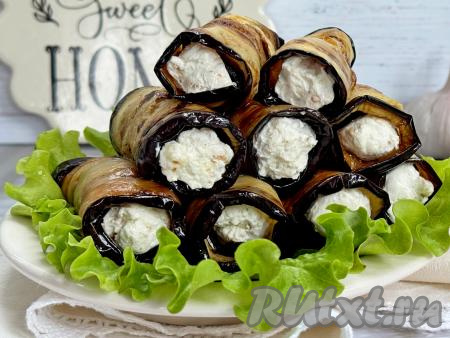 Рулетики из баклажанов, приготовленные с нежной, ароматной начинкой из творожного сыра и грецких орехов, подать к столу. Эта вкусная, аппетитная холодная закуска украсит стол и в будни, и в праздники!