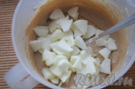 Яблоки очистить от кожуры, нарезать кубиками (как на фото), добавить в тесто, перемешать.
