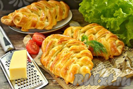 Готовую выпечку достаём из духовки. Аппетитные, вкусные косички из приятно похрустывающего слоёного теста с нежной начинкой из сыра к столу подаём тёплыми или полностью остывшими.