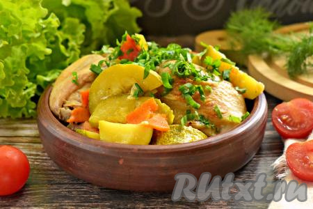 Мягкие, сочные кусочки курицы вместе с нежными кабачками, аппетитными морковкой, помидором и болгарским перцем раскладываем по тарелкам и в горячем виде, щедро посыпав зеленью, подаём к столу.