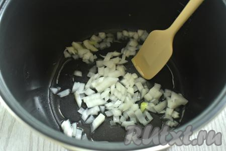 Для этого блюда можно взять любые порционные части курицы (я взяла куриные бёдра, разрезав их на 2 части), их нужно промыть водой, обсушить, посолить по вкусу. В чашу мультиварки наливаем растительное масло, выбираем на дисплее режим "Жарка", время устанавливаем 20 минут. Когда масло прогреется, и прозвучит звуковой сигнал, выкладываем в чашу мультиварки очищенную и мелко нарезанную&nbsp;луковицу. Не закрывая крышку мультиварки, обжариваем лук 3-4 минуты, периодически перемешивая силиконовой лопаткой.