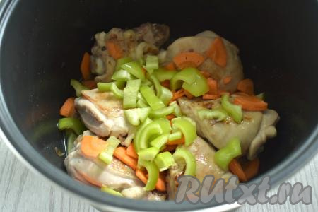 Пока обжариваются части курицы, очищаем морковь, из болгарского перца удаляем плодоножку с семенами. Промываем водой морковку с перцем. После того как кусочки курочки обжарятся в течение 11-12 минут, добавляем в чашу мультиварки морковку, нарезанную на достаточно тонкие полукружочки, и болгарский перец, нарезанный на полоски, перемешиваем овощи с мясом. Готовим, не закрывая крышку, до окончания программы «Жарка» (5 минут).