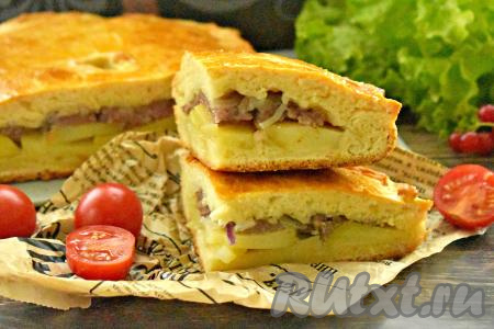 Пирог с мясом и картошкой нарезаем на кусочки и тёплым или полностью остывшим подаём к столу. Эта выпечка из теста, замешанного на сметане, получается нежной, мягкой. На следующий день (если вдруг кусочек останется) пирог становится ещё более вкусным.
