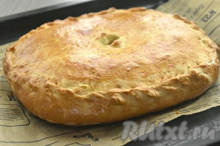 Отправляем противень в духовку, разогретую до 180 градусов. Пирог с мясом и картошкой выпекаем минут&nbsp;35&nbsp; (до приятного подрумянивания теста). Румяный и ароматный красавец-пирог достаём из духовки. Даём ему немного остыть (буквально 10-15 минут), чтобы начинка стабилизировалась, и можно нарезать пирог на части.