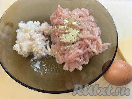 Очищенный лук пропустить через мясорубку (или натереть на тёрке) в&nbsp;миску с фаршем,&nbsp;добавить соль и специи по вкусу (в качестве специй я решила использовать соль, смешанную с сухим чесноком и сушёной зеленью).