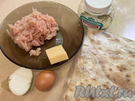 Подготовить продукты для приготовления чебуреков из лаваша с фаршем в аэрогриле. В качестве начинки для чебуреков из лаваша можно приготовить фарш из любого мяса (я использовала филе куриной грудки), пропустив его через мясорубку в миску. При желании вы можете взять и покупной фарш.