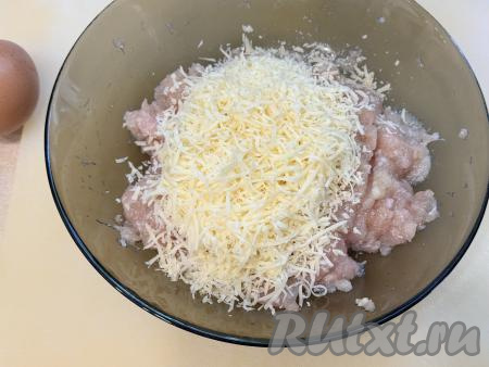 При желании в получившийся фарш можно добавить сыр, натёртый на мелкой тёрке.