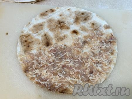 Мясную начинку зрительно разделить на 7 равных частей - по количеству вырезанных кругов из лаваша. На одну половину первого круга из лаваша выложить одну часть начинки. Равномерно распределить начинку из фарша по одной половине лаваша, отступая по 1 сантиметру от краёв лаваша.&nbsp;