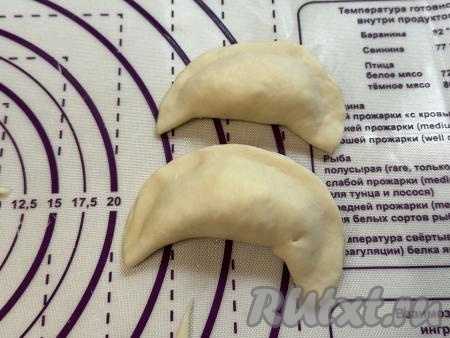 Сформировать вареники с начинкой внутри. Хорошо скрепить края каждого вареника.