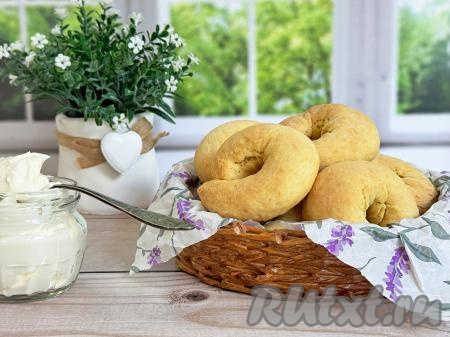 Готовую выпечку достать из духовки, дать немного остыть, переложить на тарелку. А затем нежные, вкусные, мягкие калачики, замешанные на сметане, подать к столу.