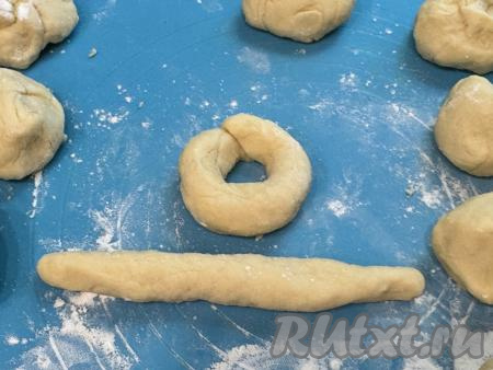 Из каждой части теста сформировать колбаску, а затем скрепить края каждой колбаски, формируя калачик.&nbsp;