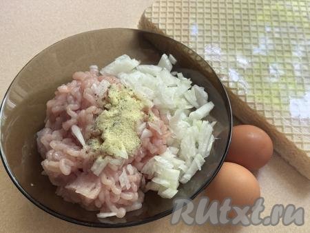 Лук очистить, мелко нарезать (или пропустить через мясорубку). В миску с фаршем добавить лук, соль и специи по вкусу (в качестве специй я взяла пряную соль).