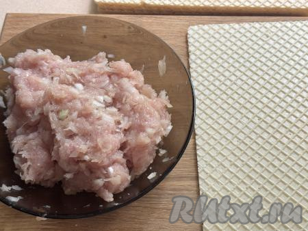 Хорошо перемешать фарш с луком и специями.