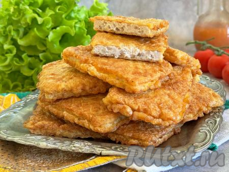 Вкусные котлеты в нежных вафельных коржах, приготовленные в кляре, подать к столу в горячем виде, дополнив свежими овощами, гарниром или любимым соусом. На фото видно, как аппетитно эти котлетки выглядят в разрезе.