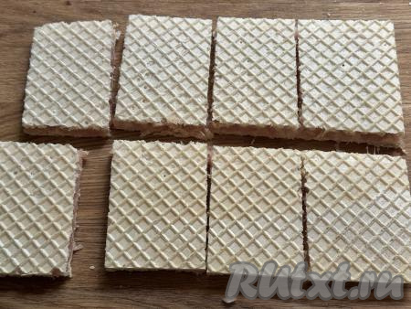 Каждую заготовку разрезать острым ножом на 8 частей. В результате получатся 16 котлет в вафельных коржах.