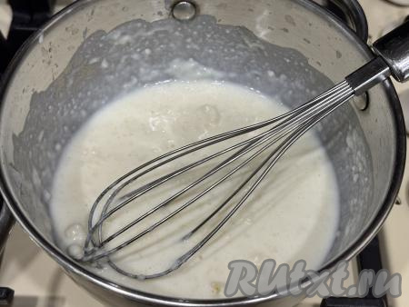 Небольшими порциями влить в кастрюлю молоко, каждый раз тщательно (до однородности) перемешивая соус венчиком.