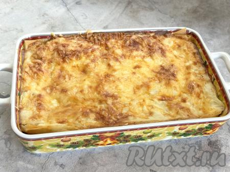 Форму с готовым блюдом достать из духовки. Дать слегка остыть.