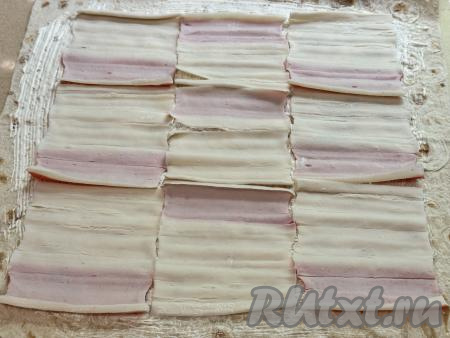 Выложить развёрнутые крабовые палочки поверх лаваша, смазанного майонезом.