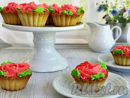 Сделать зелёным кремом листики. Вот такие красивые и вкусные песочные корзиночки с масляным кремом получились.