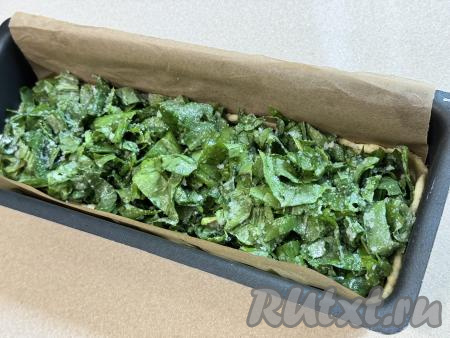 Перемешать щавель с крахмалом и сахаром, получившуюся начинку выложить в форму для выпечки поверх теста.&nbsp;