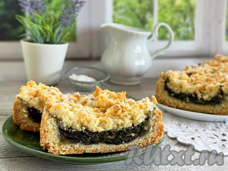 Подать вкусную, аппетитную выпечку к столу. В этом тёртом пироге очень удачно сочетаются мягкое, рассыпчатое песочное тесто и сочная, чуть кисленькая щавелевая начинка.
