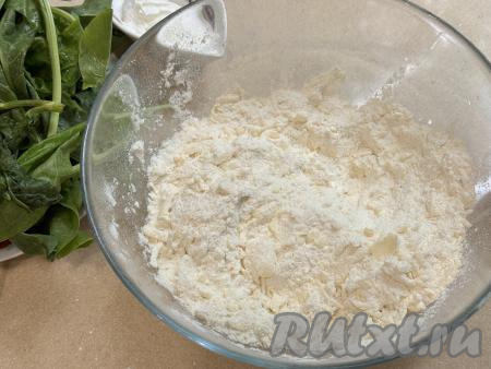 Перетереть муку с маслом руками до получения мелкой, однородной песочной крошки.&nbsp;