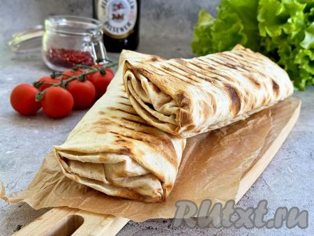 Вкусную, сочную шаурму, приготовленную с греческим йогуртом и курицей, с пылу с жару подать к столу.