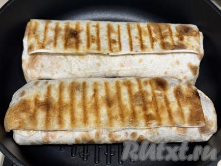 Жарить шаурму с двух сторон до золотистого цвета на среднем огне.